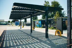 4 ABL Ladesäulen mit je 2 Ladepunkten und Solarcarport