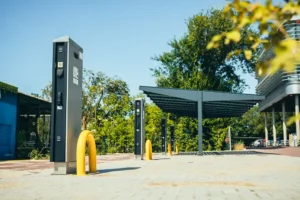 4 ABL Ladesäulen mit je 2 Ladepunkten und Solarcarport 4 ABL Ladesäulen mit je 2 Ladepunkten und Solarcarport