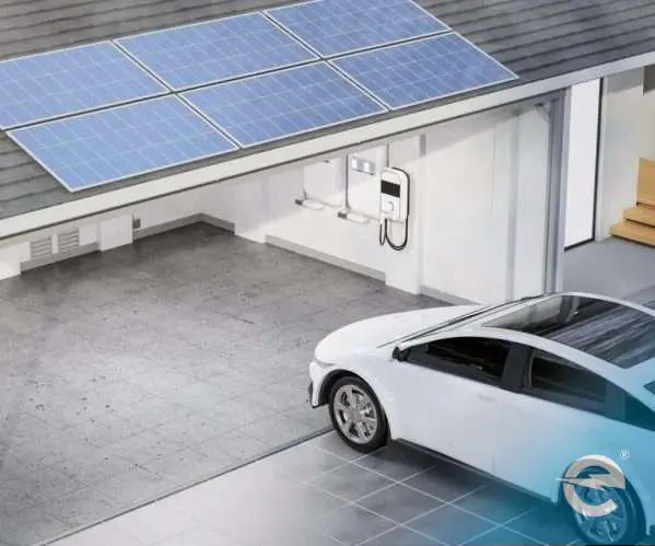 Elektroauto unter Solaranlage Elektroauto unter Solaranlage