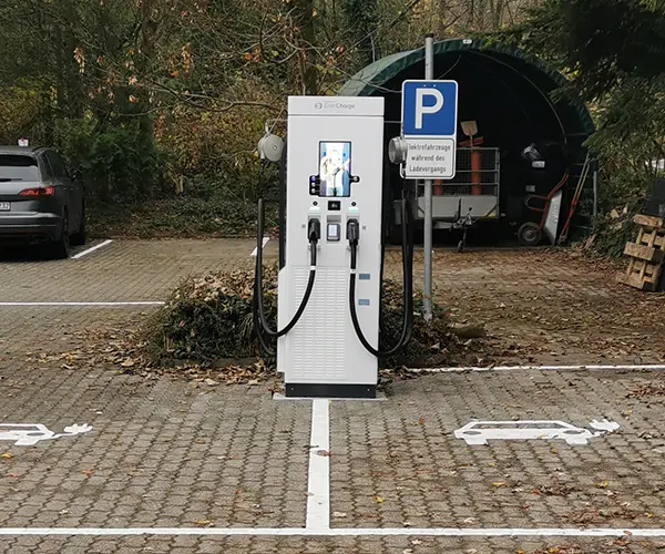 Enercharge 320 kW Schnellladesäule Gestüt Hausgrund